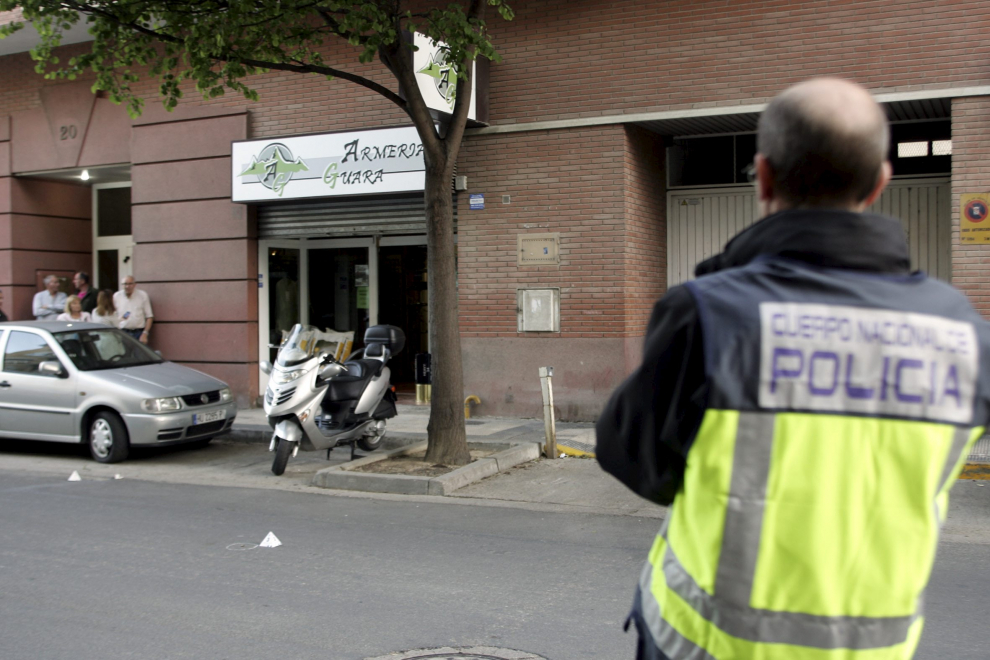 Dos atracadores secuestraron a una conductora y dispararon al dueño de