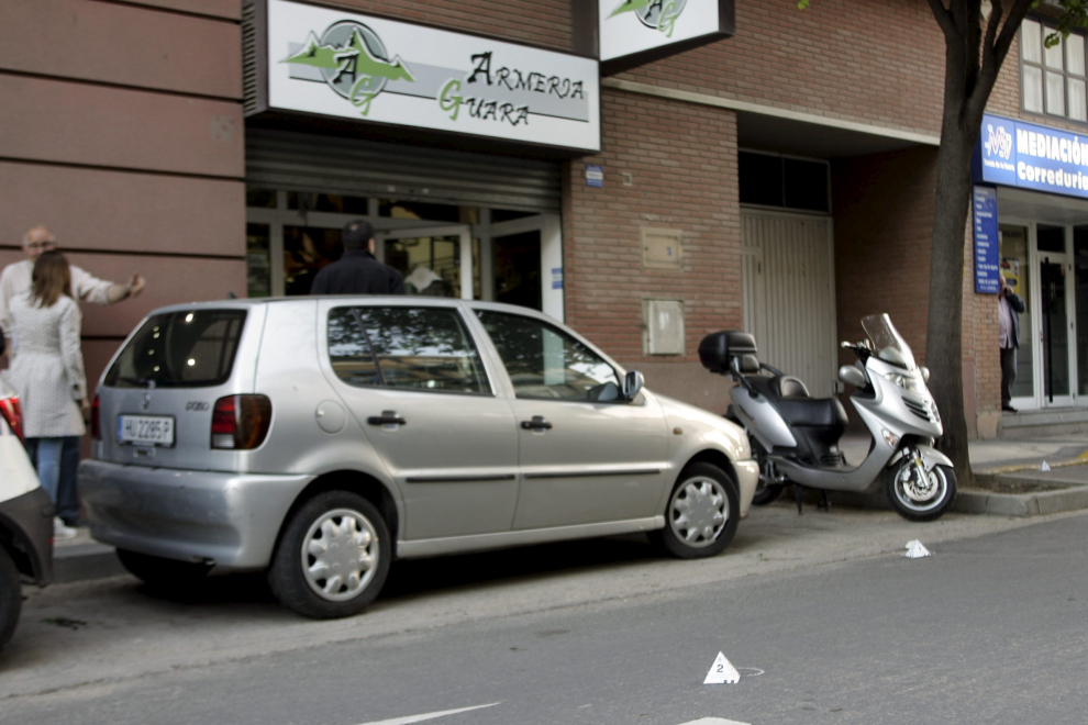 Dos atracadores secuestraron a una conductora y dispararon al dueño de