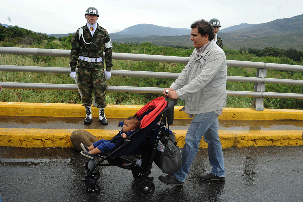 Casi 100 000 venezolanos cruzan la frontera con Colombia en un solo día