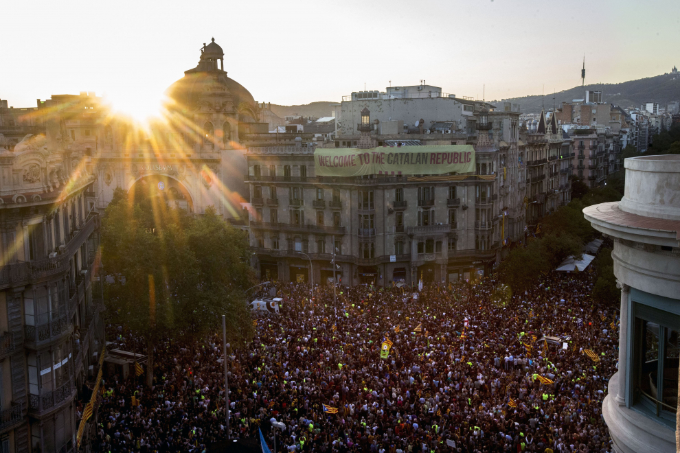 Cientos De Personas Protestan En Las Calles De Barcelona