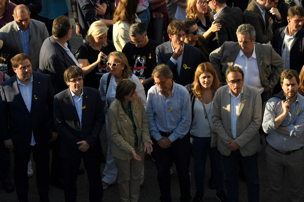 Miles De Personas Se Manifiestan En Barcelona Por El Autogobierno Y La