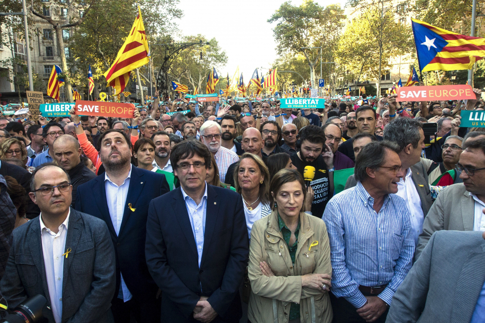 Miles De Personas Se Manifiestan En Barcelona Por El Autogobierno Y La