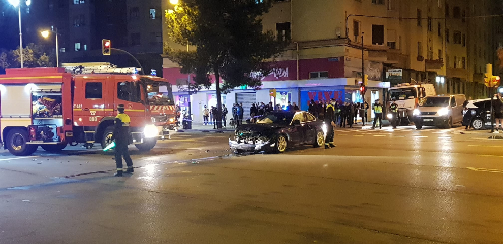 Foto Vuelca Una Ambulancia En La Avenida Goya De Zaragoza Cuatro