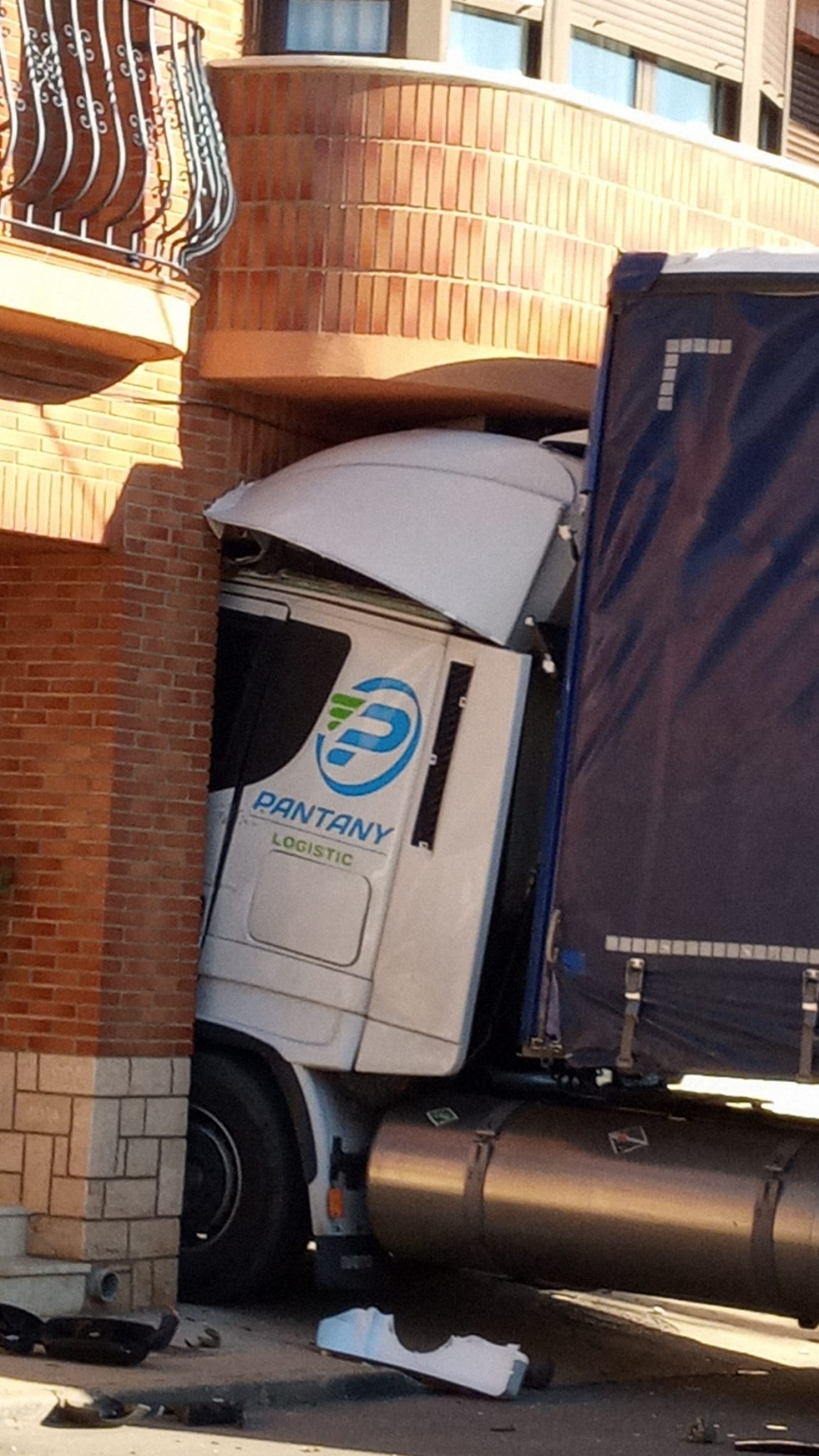 Foto Una Vecina Observa El Cami N Empotrado Contra Una Casa En