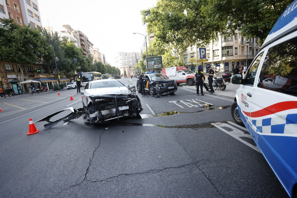 Fotos aparatoso accidente entre un turismo y un coche de la Policía