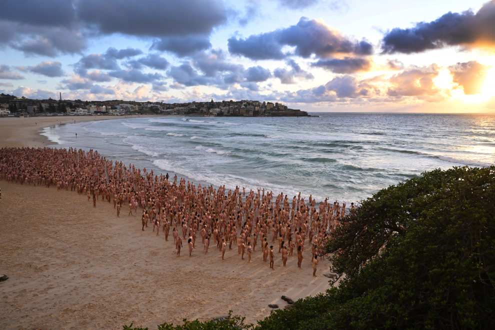 Más de personas se desnudan en Australia contra cáncer de piel
