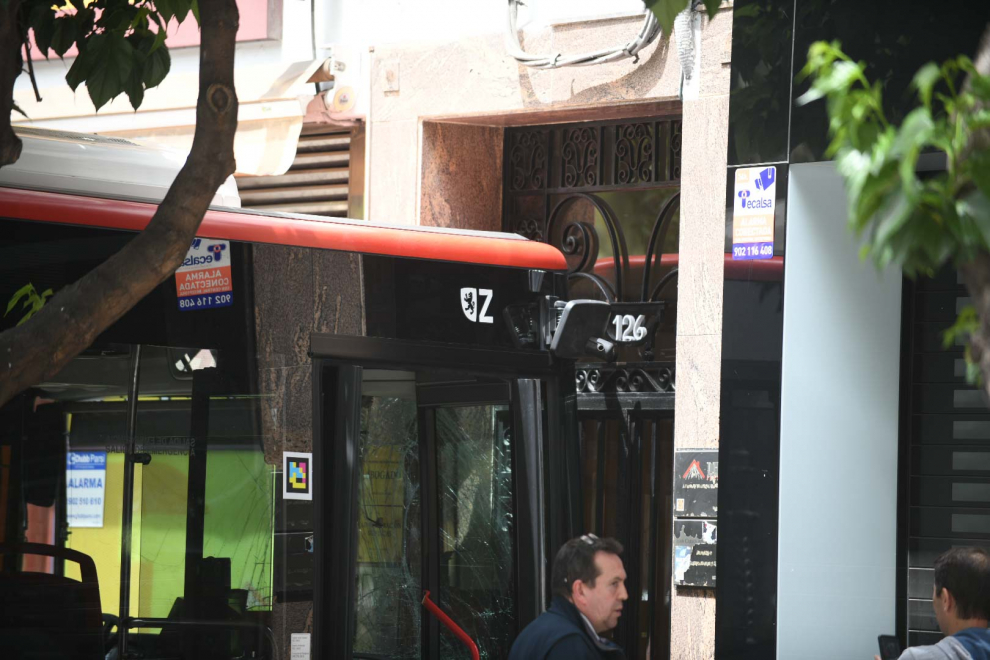 Fotos Un Autob S Invade La Acera Y Se Empotra Contra Un Edificio En La