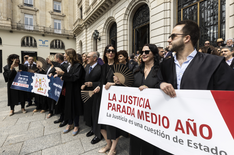 Imágenes de la protesta de abogados y procuradores en Zaragoza Imágenes