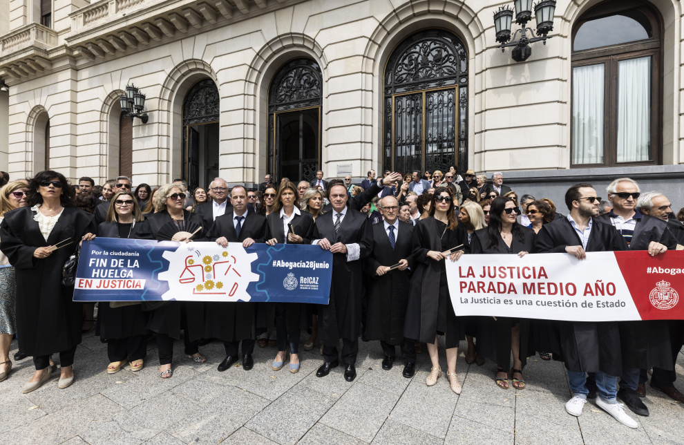 Imágenes de la protesta de abogados y procuradores en Zaragoza Imágenes