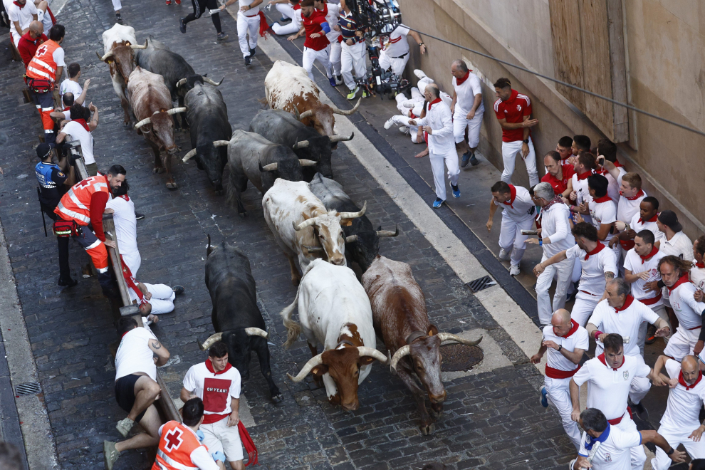 Fotos del segundo encierro en San Fermín Los toros de Escolar ponen