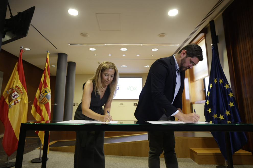 Fotos De La Firma Del Acuerdo Pp Vox Para Gobernar En Arag N