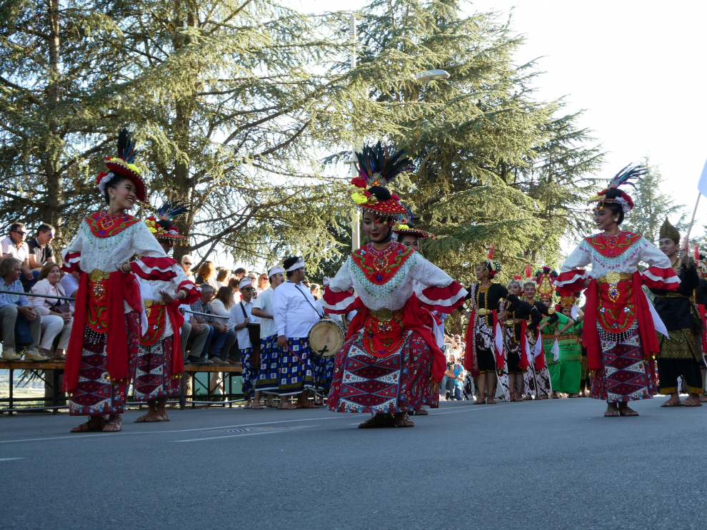 Fotos del desfile final del Festival Folklórico de los Pirineos en Jaca