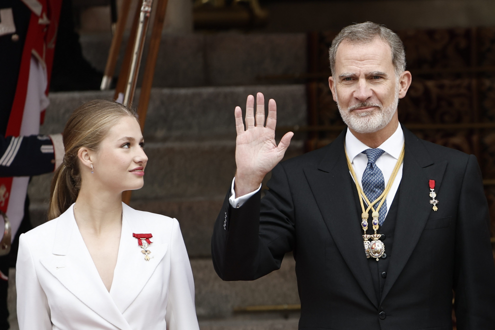 Leonor y su dos piezas blanco a medida para la jura de la Constitución: una  significativa elección