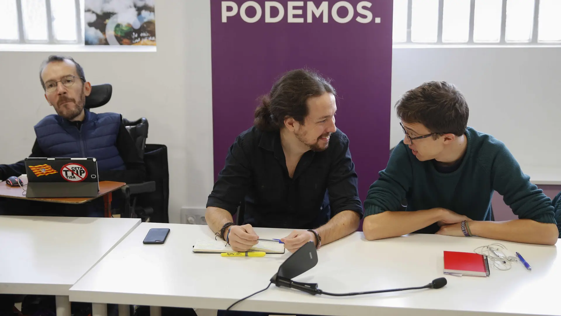 Un De Los Inscritos Participa En La Consulta De Podemos Sobre