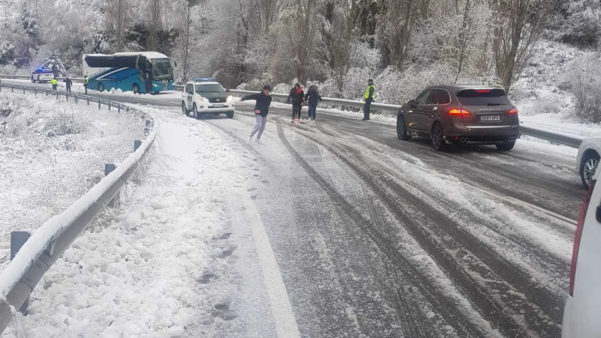 Un Autob S Escolar Queda Atascado Por La Nieve En B Bal Im Genes