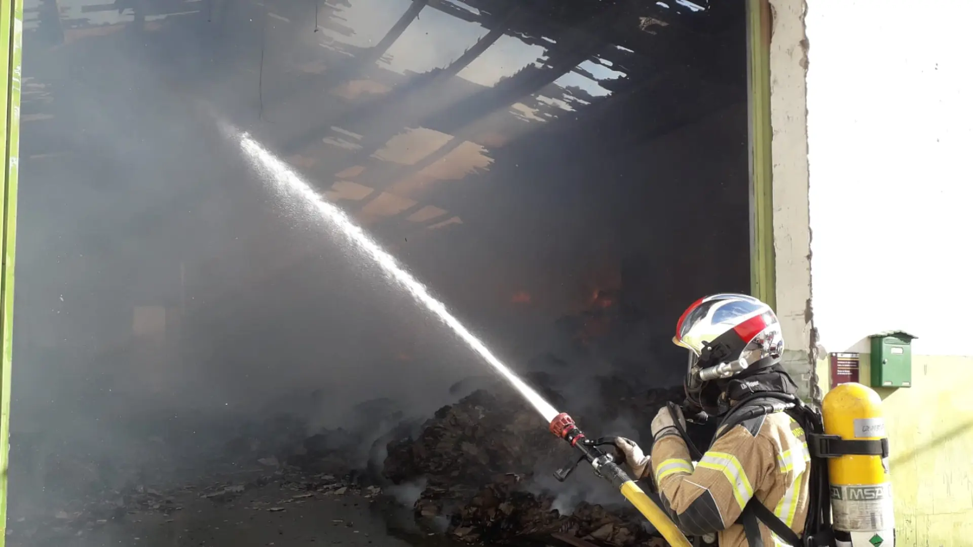 Un Incendio Arrasa Las Instalaciones De Una F Brica De Cajas De La