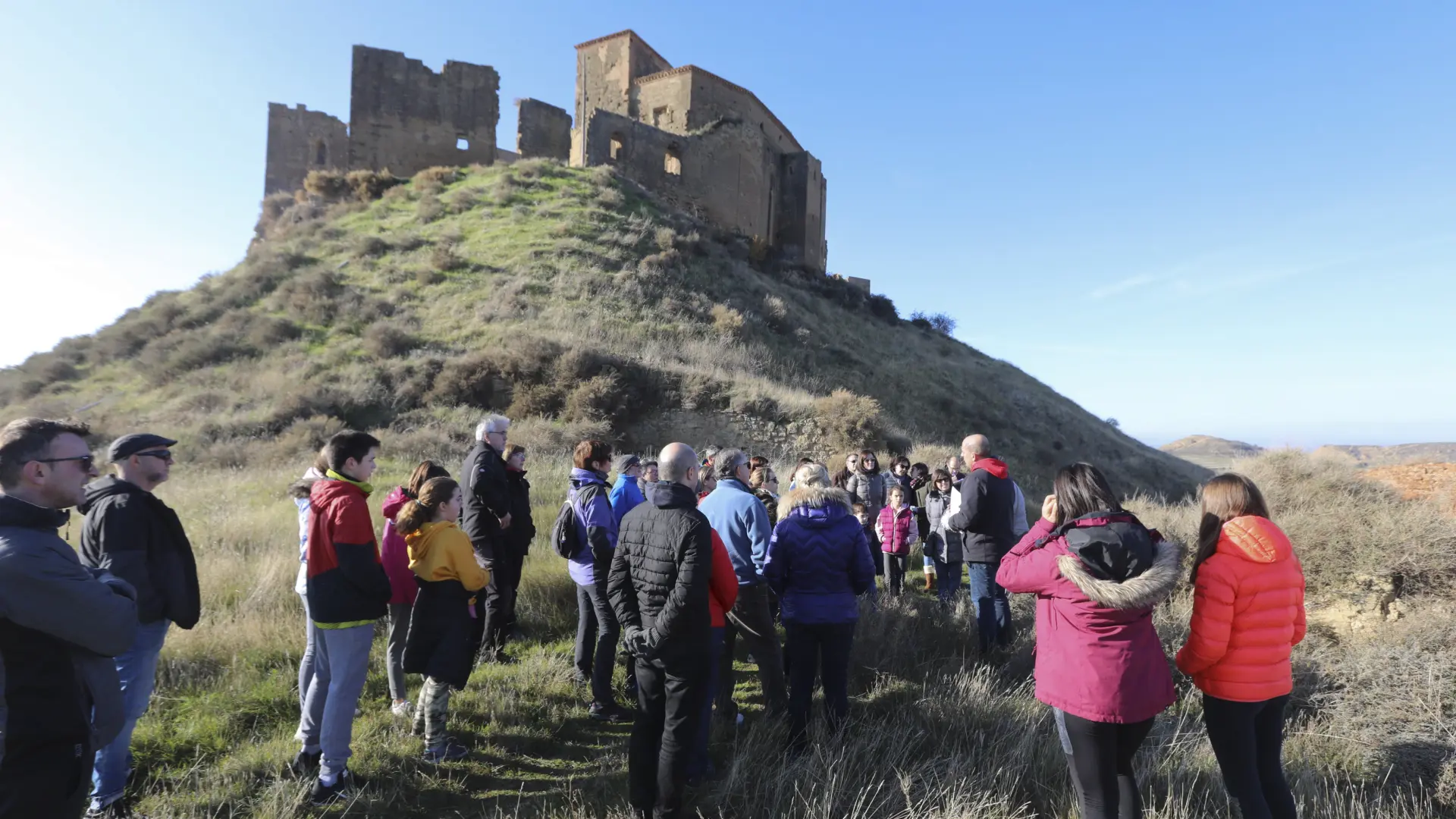 Casi 450 personas conocen la evolución del castillo de Montearagón