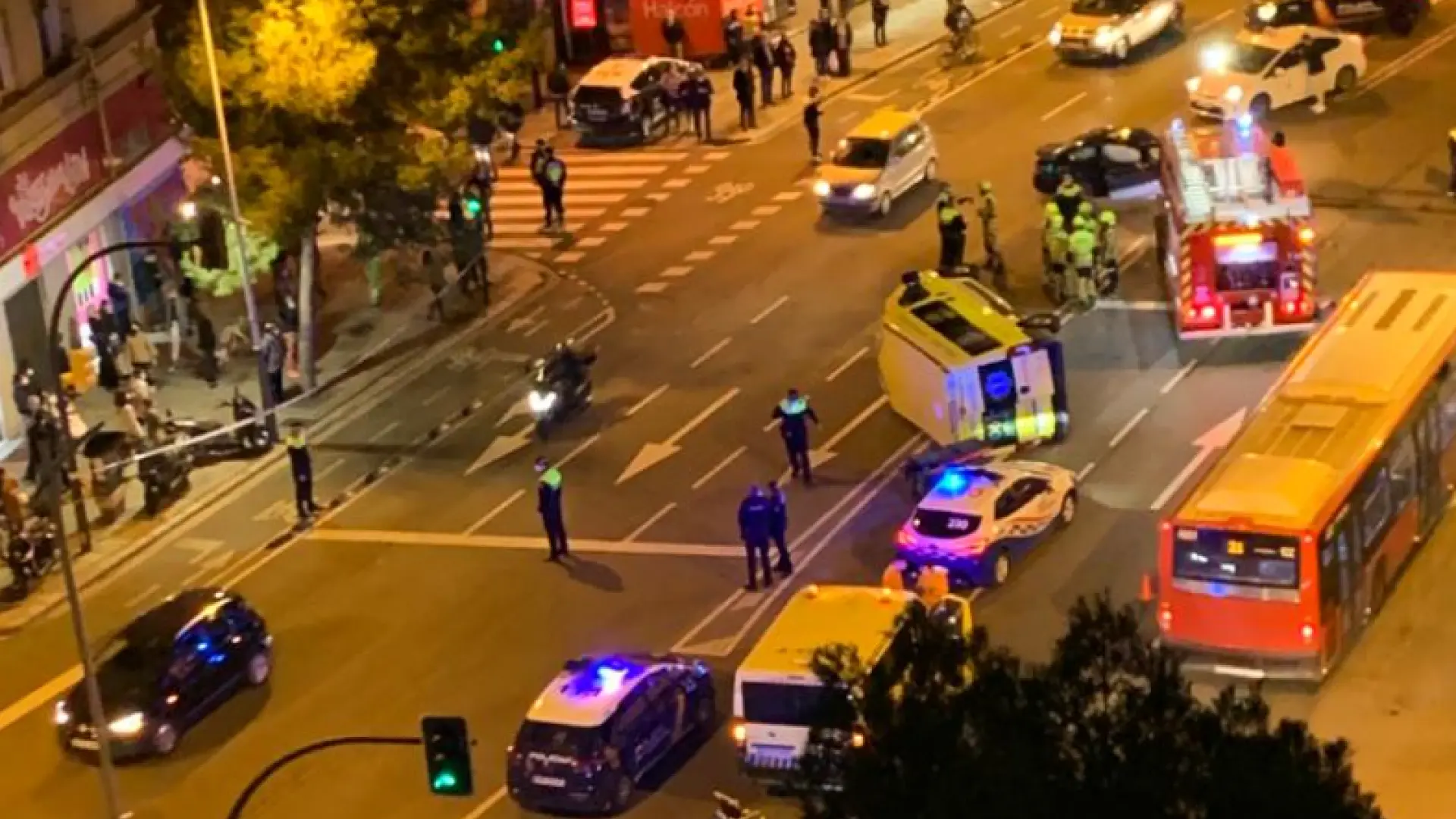 Im Genes Del Vuelco De Una Ambulancia En La Avenida Goya De Zaragoza