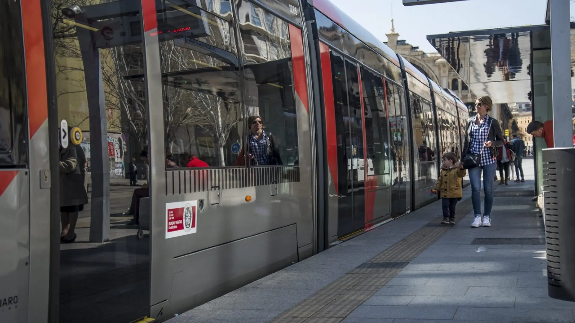 Los Conductores Del Tranv A De Zaragoza Prorrogan La Huelga Un Mes M S