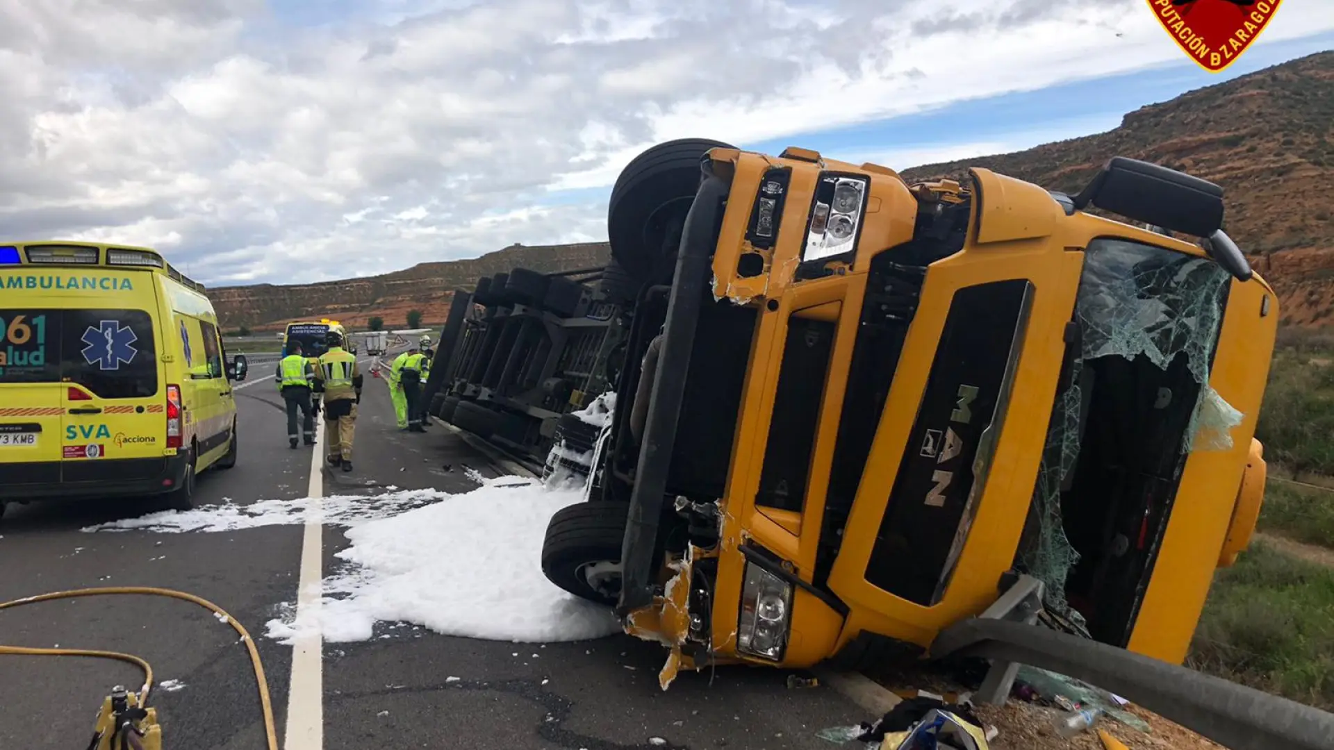 Un Transportista Herido Tras Salirse De La A Y Volcar Su Cami N En