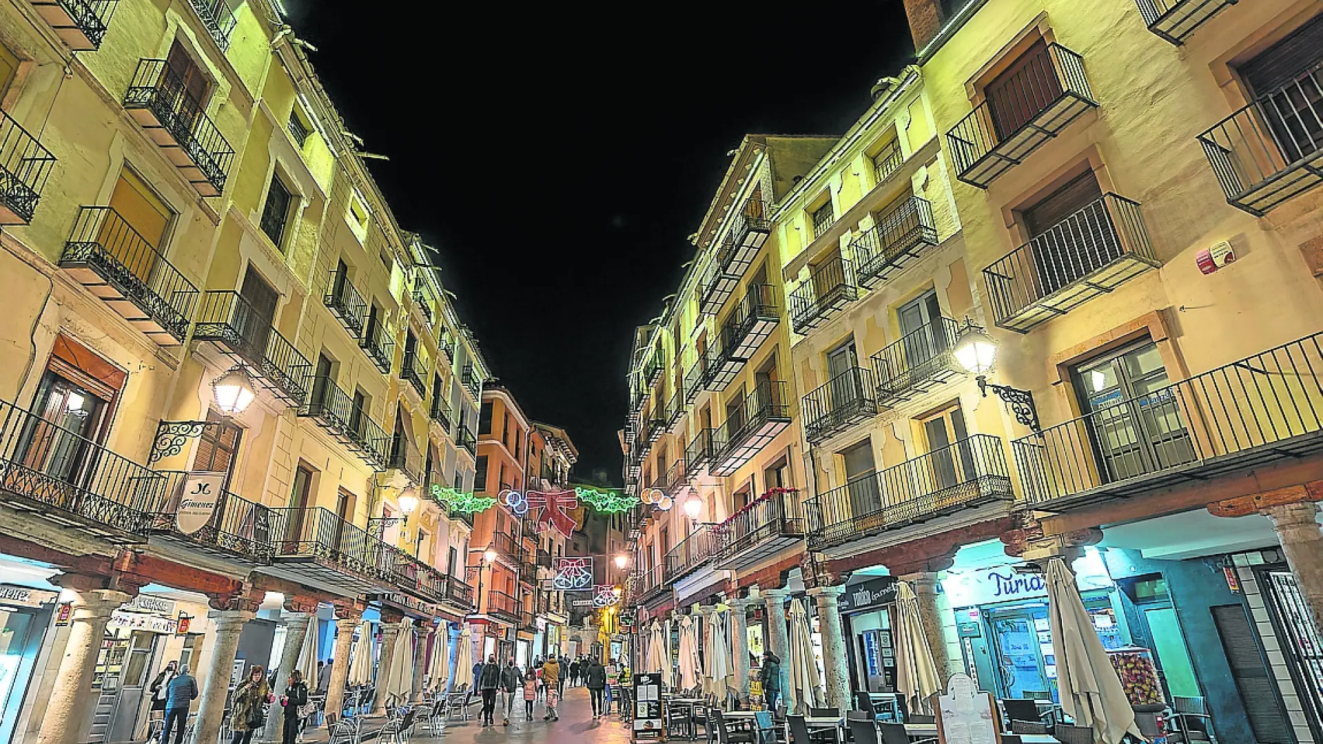 El Pol Mico Alumbrado De La Plaza Del Torico De Teruel Con Los D As