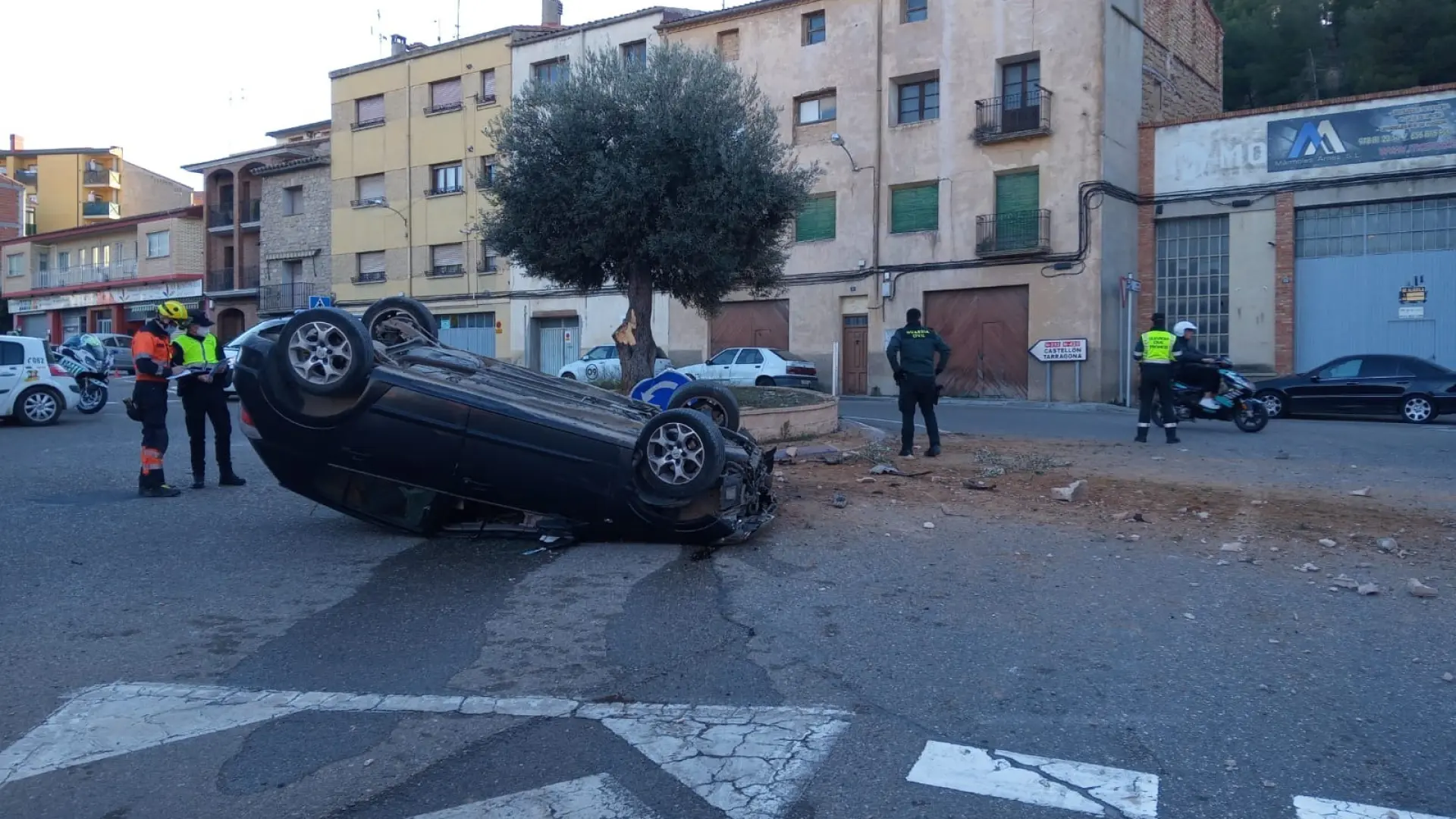 Un conductor herido al volcar su coche en una rotonda de Alcañiz