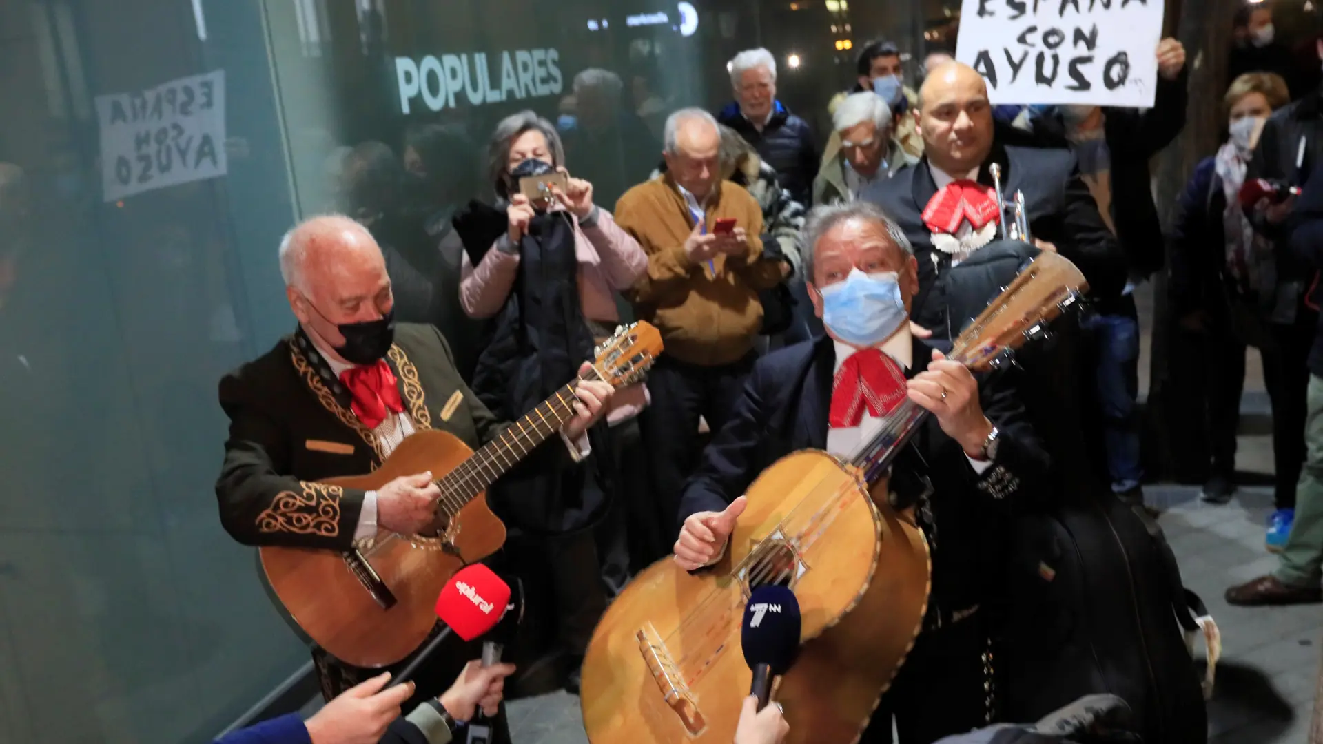 Gritos de Ayuso sí Casado no y mariachis en la concentración en