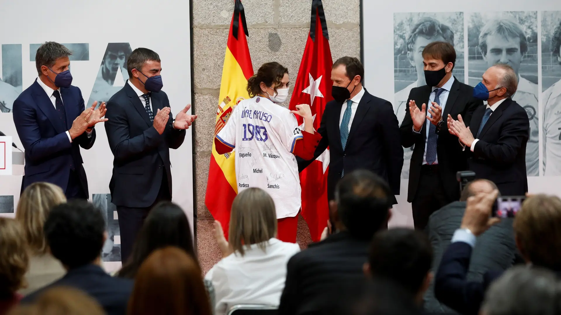 Ayuso Se Pone La Camiseta Del Madrid Para Homenajear A La Quinta Del Buitre