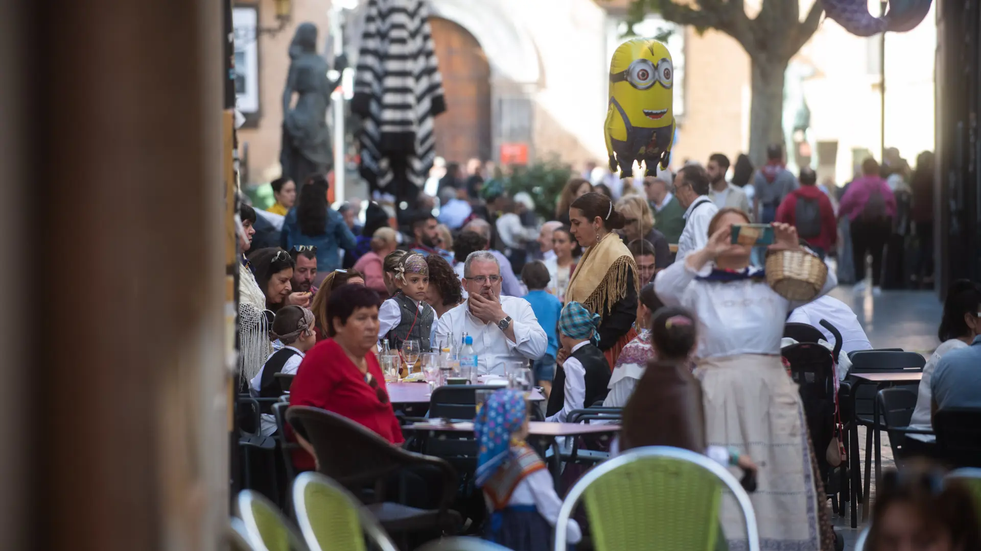 Fotos del ambiente en los bares a la hora del vermú durante la Ofrenda