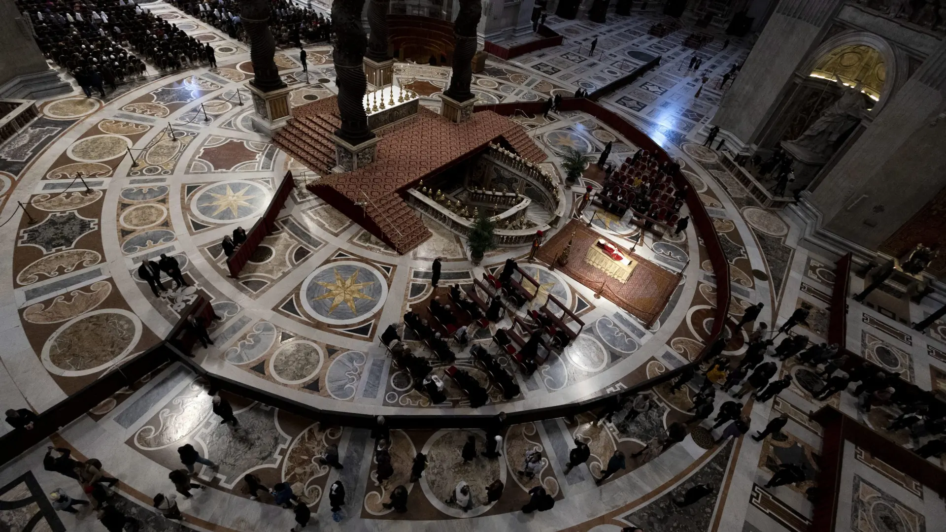 Casi 100 000 personas han despedido ya a Benedicto XVI en la basílica