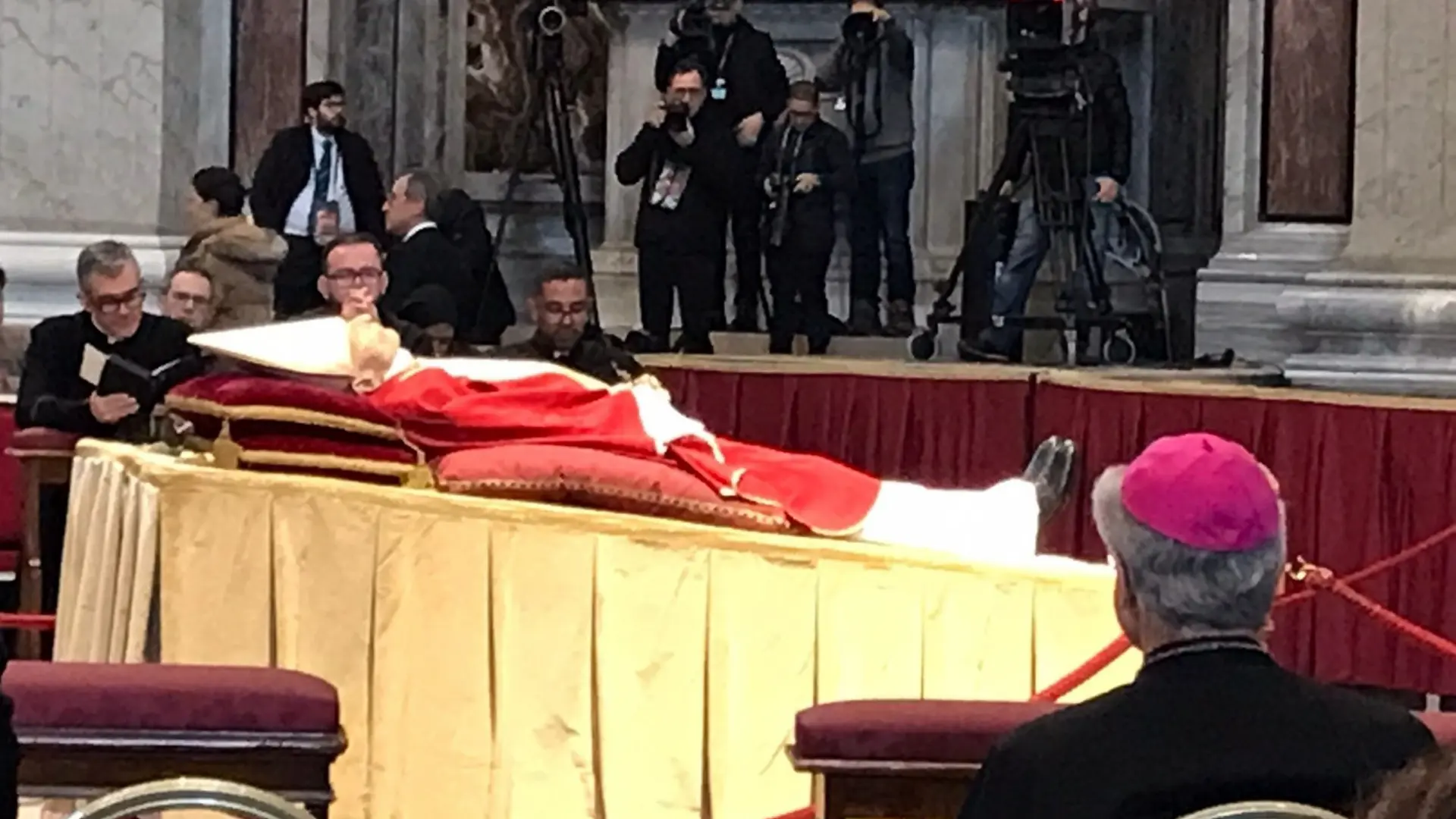 El cuerpo de Benedicto XVI reposa ya en el féretro preparado para el