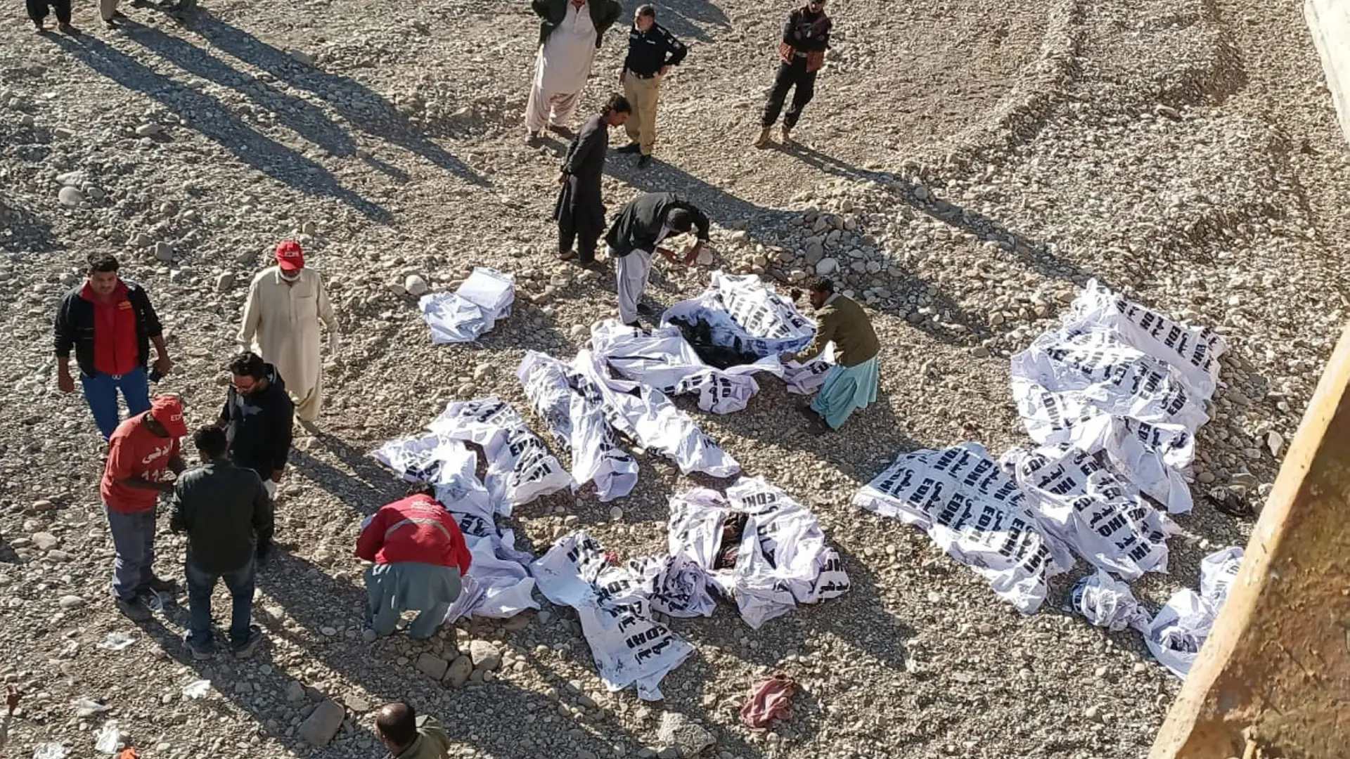 Al menos 44 muertos al precipitarse un autobús por un barranco en