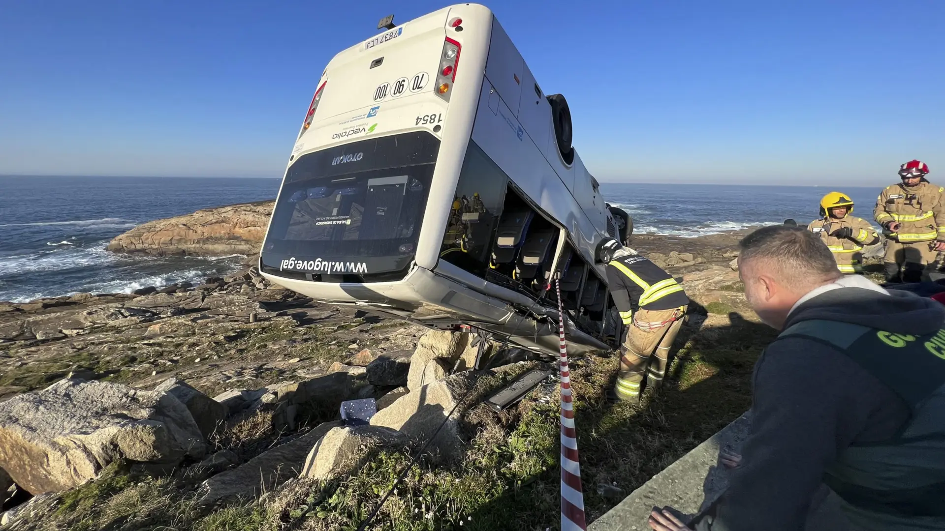 Cuatro Heridos Al Volcar Un Microb S En Galicia Y Quedarse A Punto De