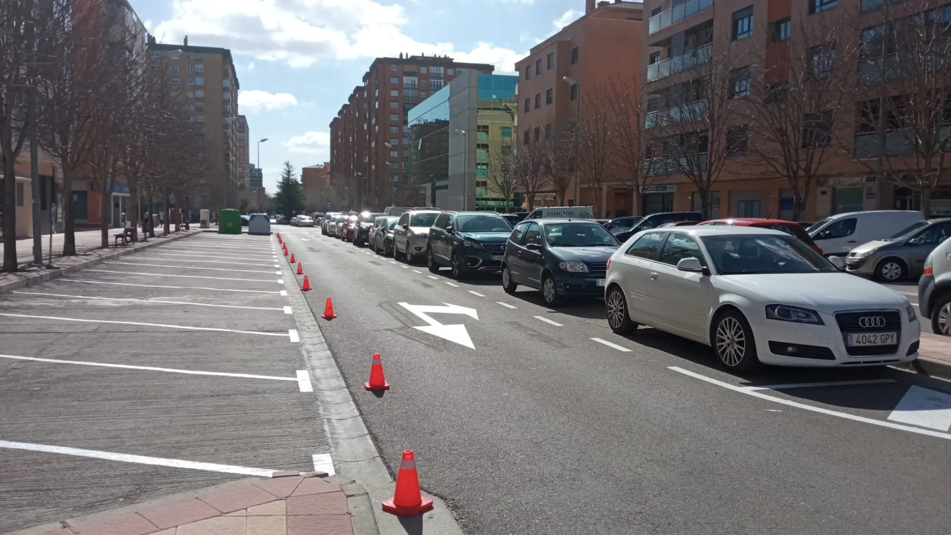 El carril bici de la avenida Pirineos de Huesca está el aire por los