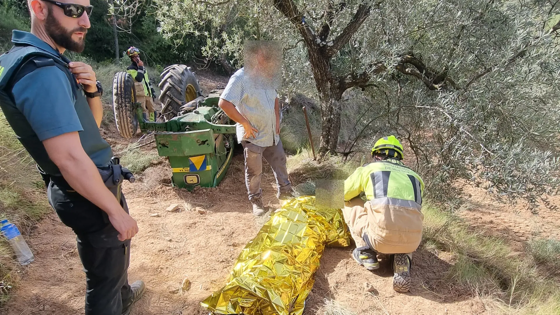 Herido un hombre de 67 años al quedar atrapado bajo su tractor en Colungo