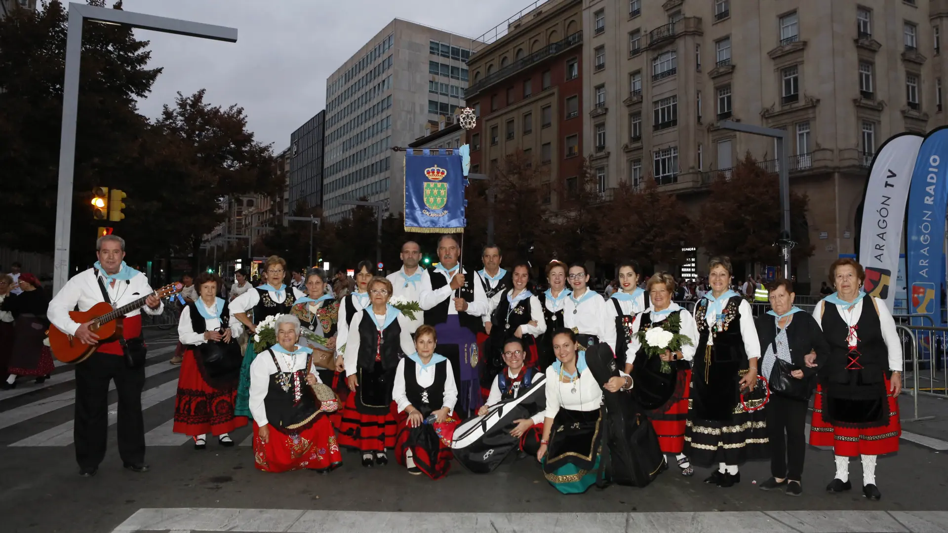 Fotos De Los Grupos De La Ofrenda De Flores A La Virgen Del Pilar