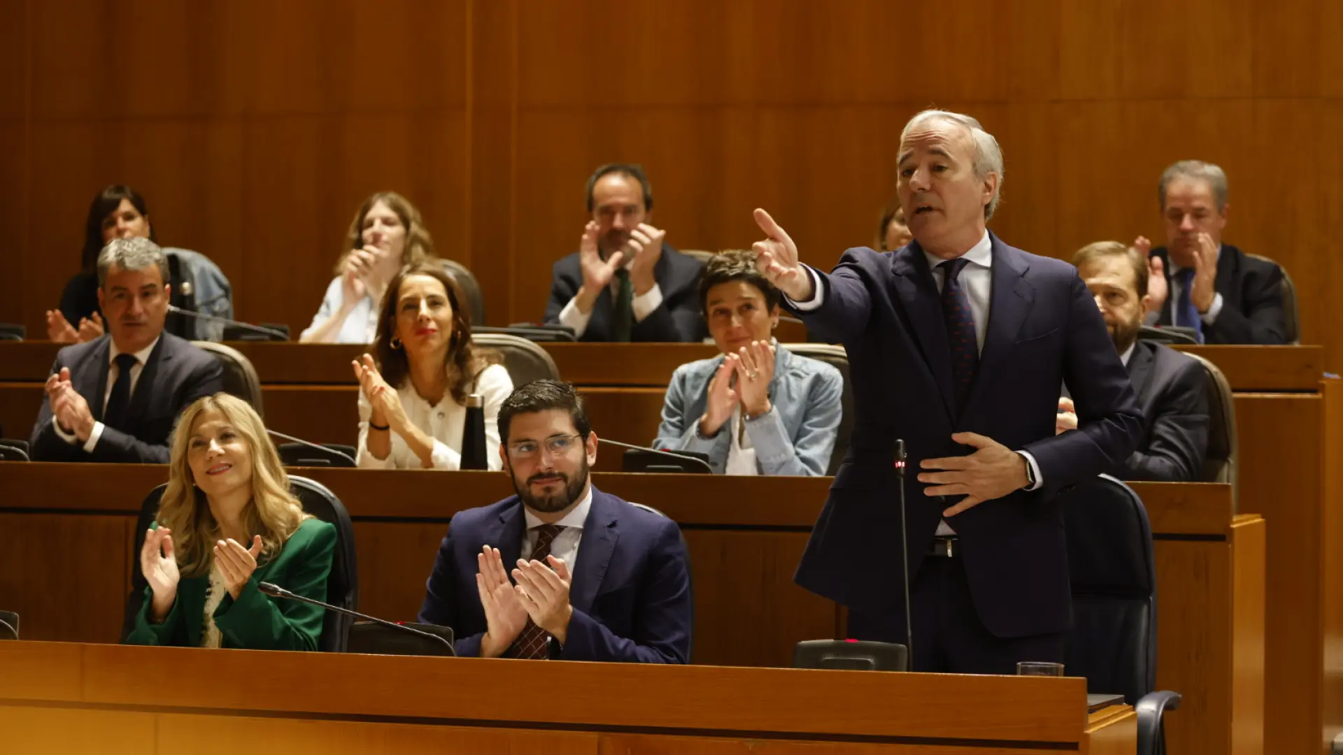 Bronca en la Cortes de Aragón Jorge Azcón acusa a Marta Gastón de