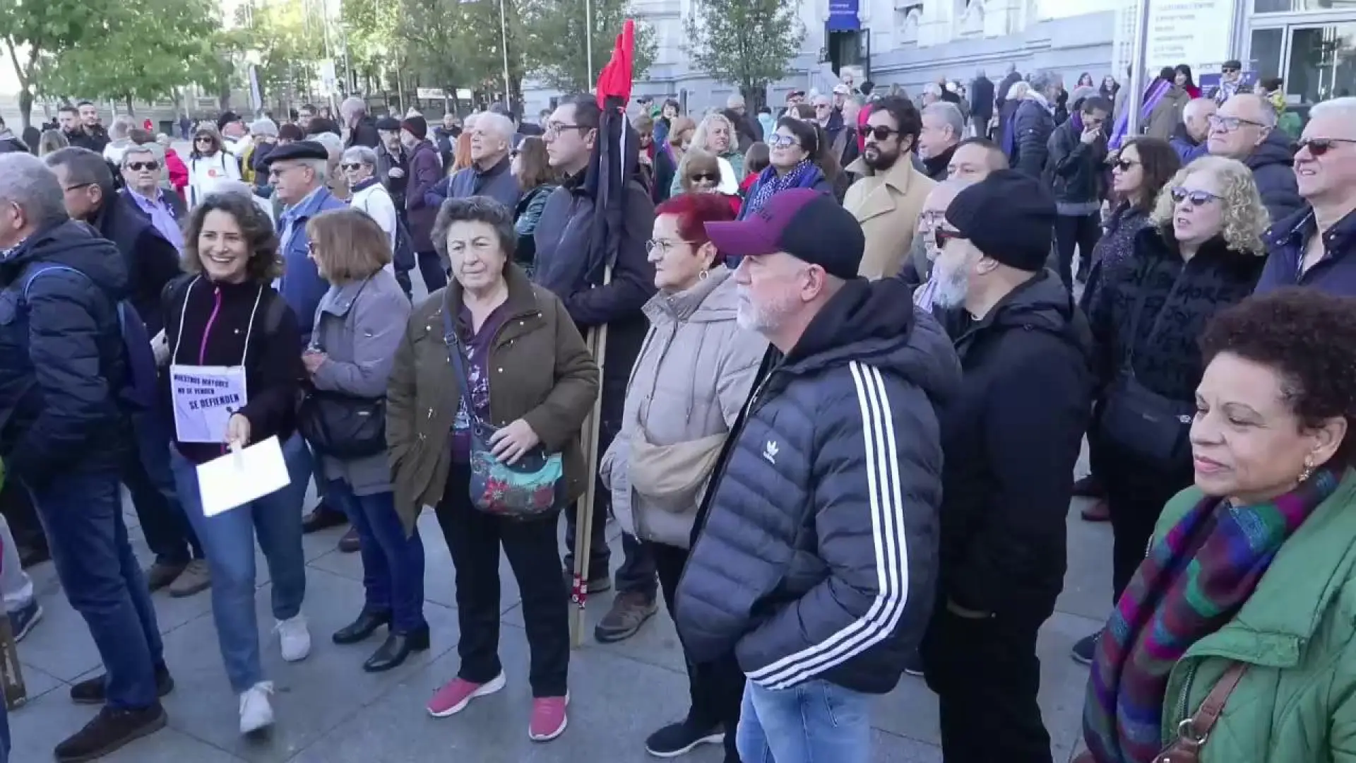 V Deo Miles De Personas Se Manifiestan En Recuerdo A Los Ancianos