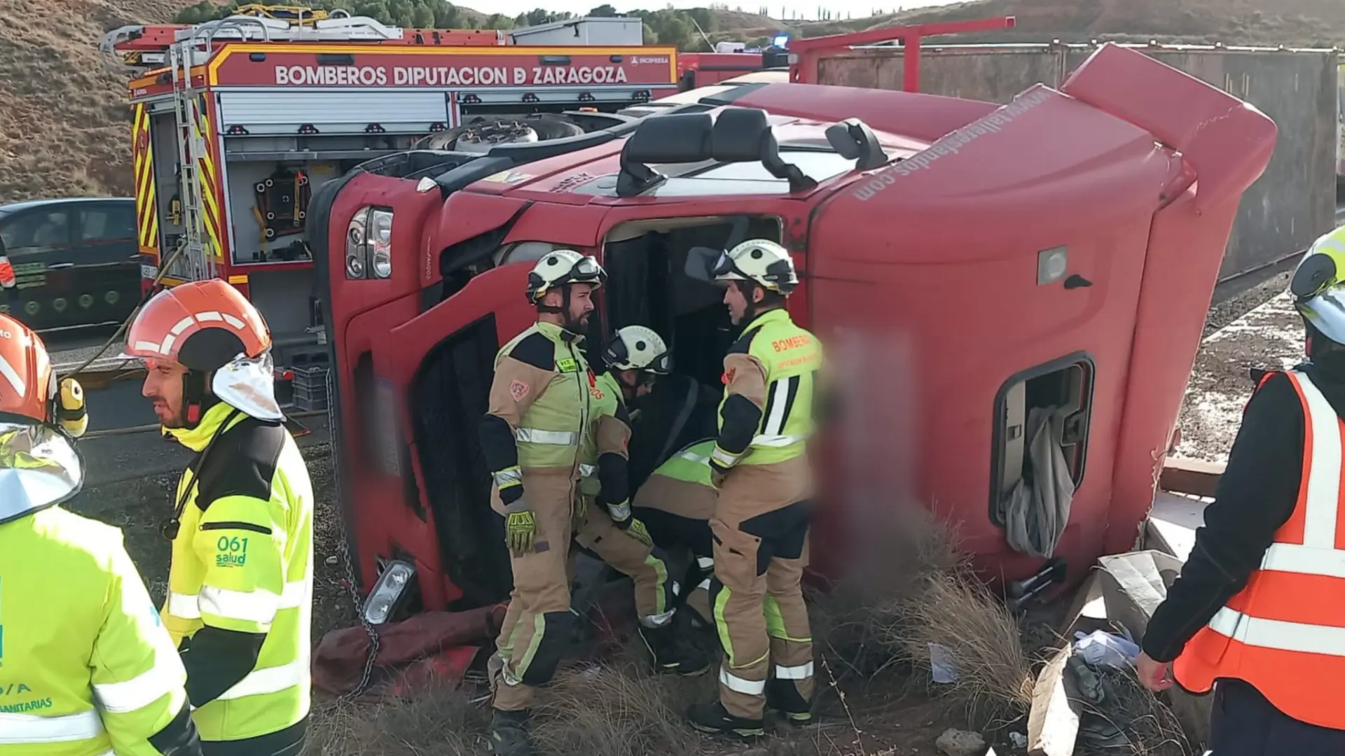 Herido el conductor de un camión articulado al volcar en la N 232 a la