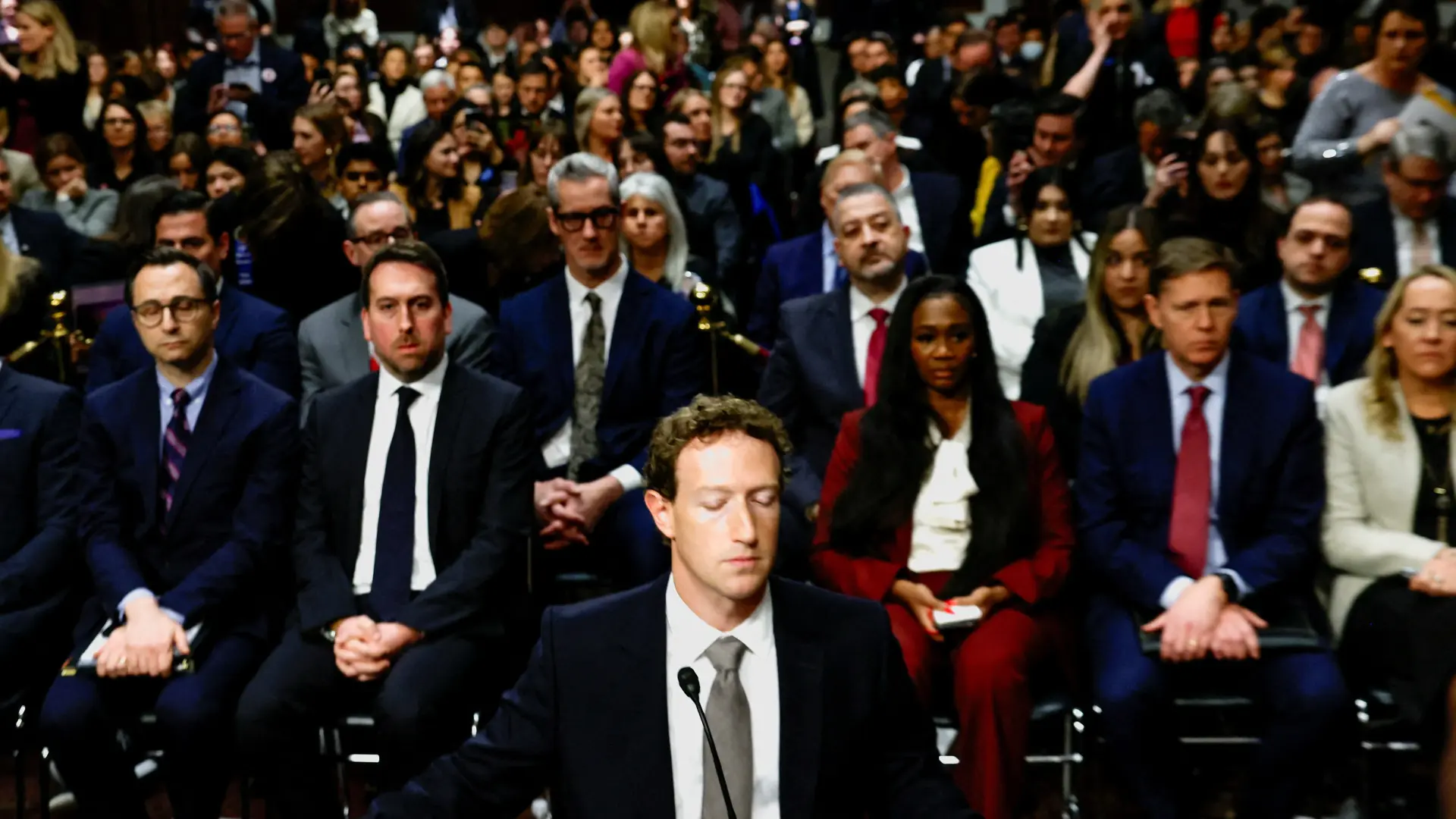 Mark Zuckerberg pide perdón a los padres de víctimas de abuso infantil