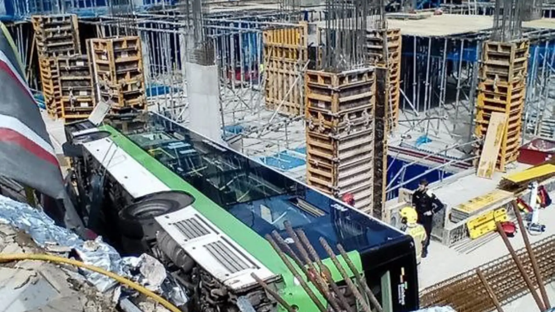 Catorce heridos uno crítico al caer un autobús en el agujero de unas