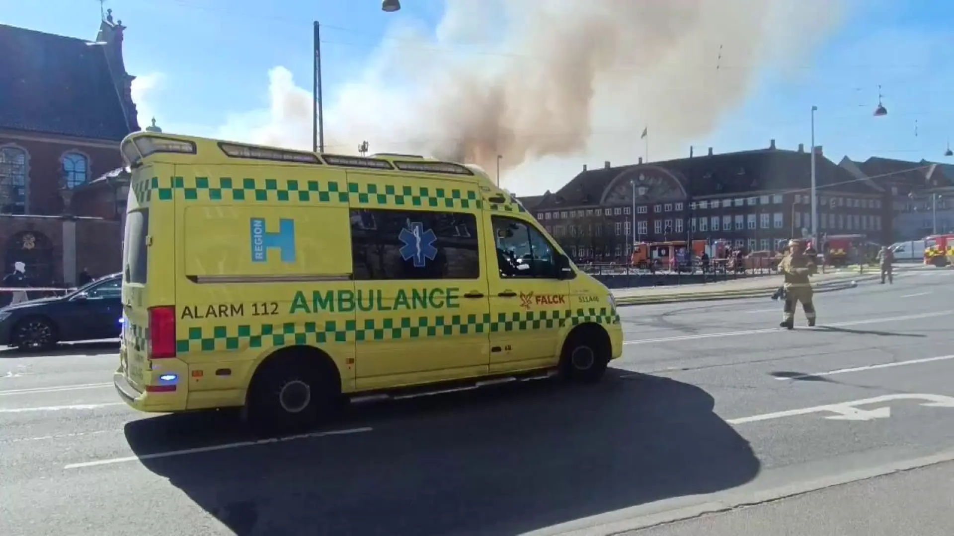 Un incendio causa graves daños a histórico edificio de la bolsa en