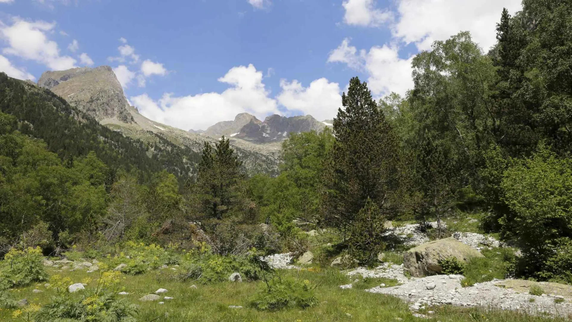 El pueblo pequeño de Huesca con 151 habitantes y un embalse en un valle