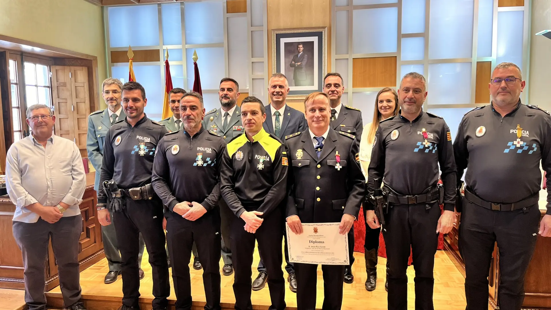 Jaca reconoce el trabajo compromiso y dedicación de varios policías en