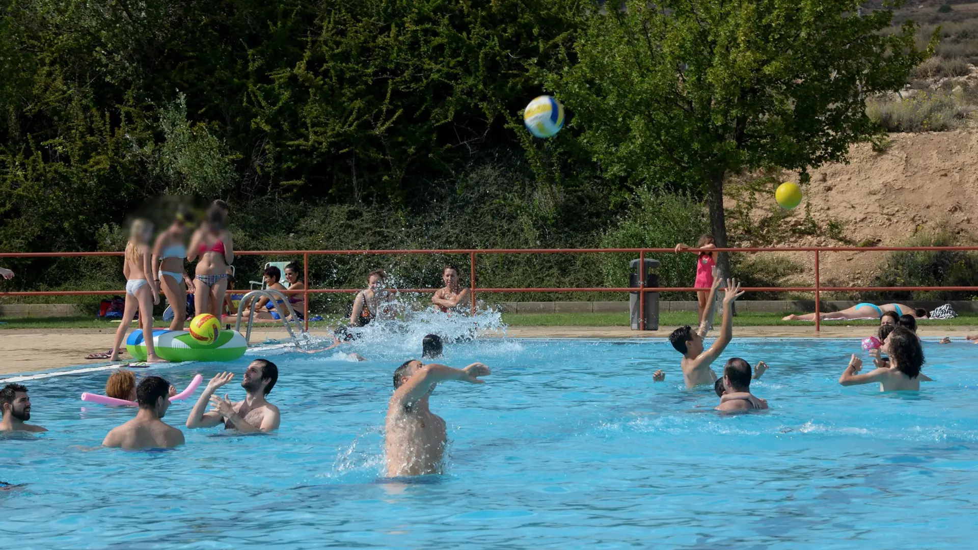 El Pp Y El Psoe Se Enzarzan Por La Clausura De La Piscina De Los Planos