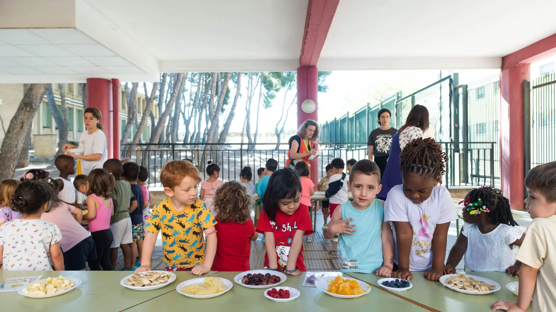 Fin de curso entre almuerzos con fruta y graduaciones Imágenes