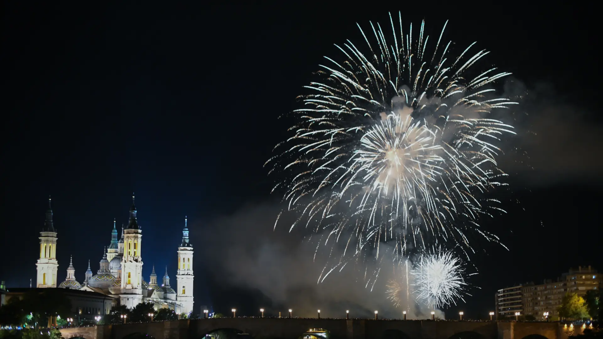 En Fotos Fuegos Artificiales Para Despedir Las Fiestas Del Pilar