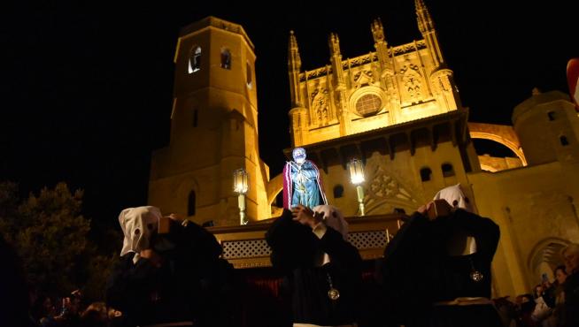 Los Fieles Arropan Al Cristo De Los Gitanos A Las Puertas De La