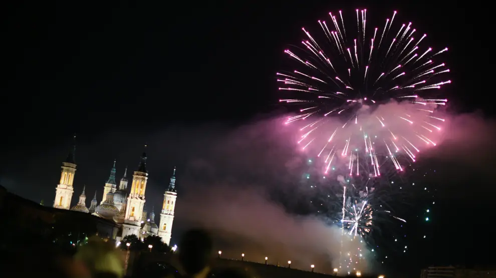 Los Fuegos Ponen El Broche De Color A Las Fiestas Del Pilar De