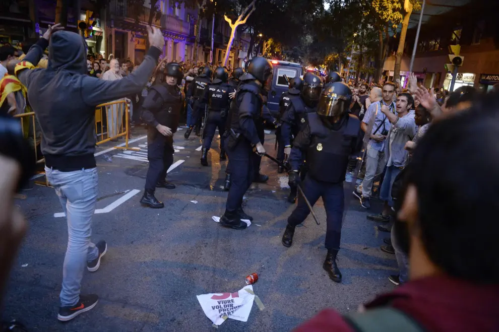 Cientos De Personas Protestan En Las Calles De Barcelona